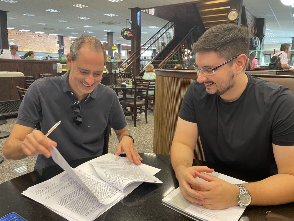 Cliente assinando o contrato de compra e venda