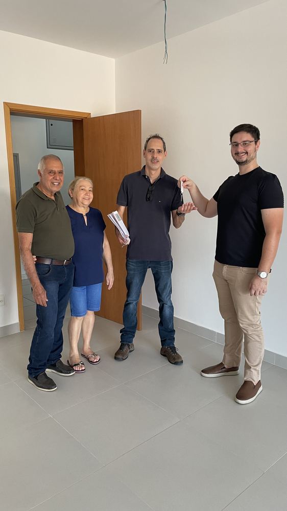 Mesmo cliente recebendo as chaves com a família