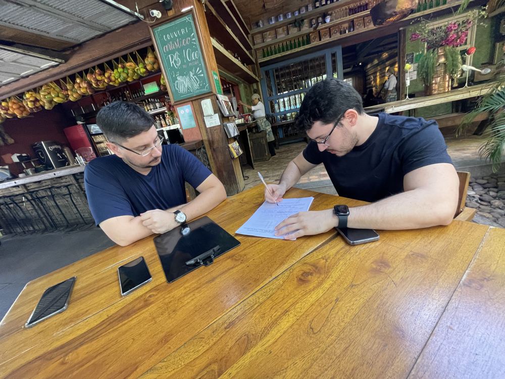 Assinatura de contrato de venda de imóvel